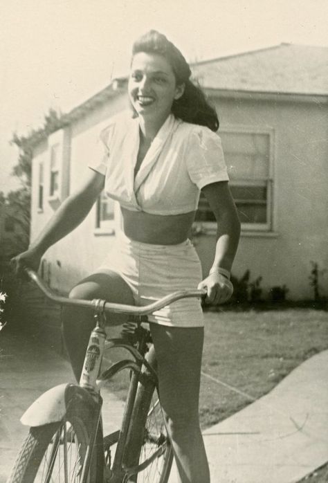 Betty Brosmer, 1940s Women, 1940s Woman, Found Photos, Velo Vintage, Old Portraits, Girls F, Bicycle Girl, Vintage Crop Tops