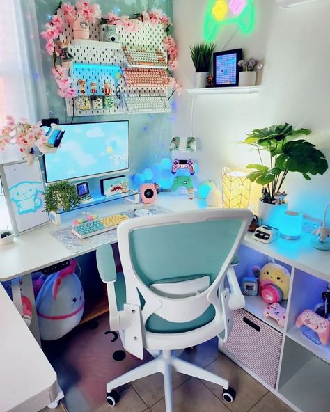 Cozy White Setup Pc Color Scheme, Kawaii Office Decor, Pastel Gaming Setup, White Setup, Teal Desk, Cozy Setup, Gaming Desk Setup, Arcade Room, Setup Gamer