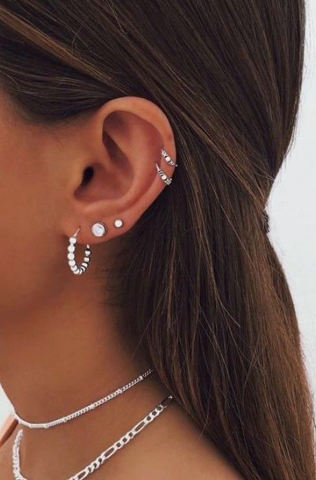 Ear Piercing Combinations, Minimalist Ear Piercings, Unique Ear Piercings, Jewelry Necklace Simple, Ear Tattoo Ideas, Pretty Ear Piercings, Cute Ear Piercings, Pretty Jewelry Necklaces, Cute Piercings