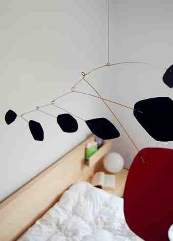 How to: Make a DIY Calder-Inspired Mid-Century Modern Mobile (for under $10.00) #Curbly-Original, #How-To, #mobile, #inexpensive Paper Mobile Diy Tutorials, Mobiles Diy Hanging, Diy Mobiles, Art Painting Diy, Calder Mobile, Diy Mid Century Modern, Diy Mid Century, Make A Mobile, Mobile Sculpture