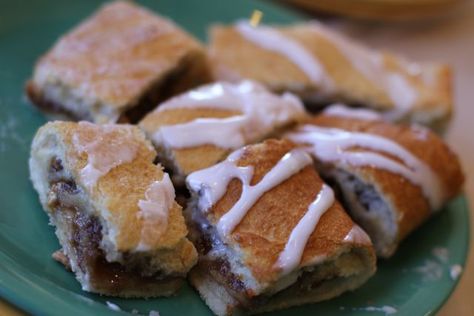 Pizza Inn Cinnamon Stromboli Cinnamon Stromboli, Homemade Fruit Pizza, Pizza Inn, Stromboli Recipe Easy, Dessert Pizza Recipes, Cinnamon Desserts, Stromboli Recipe, Dessert Pizza, Cinnamon Rolls Homemade