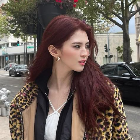 Red Brown Hair Color Ideas, Asian Red Hair, Redish Brown Hair, Autumn Hair Colors, Deep Red Hair Color, Hair Dye Color Ideas, Reddish Brown Hair Color, Red Brown Hair Color, Deep Red Hair