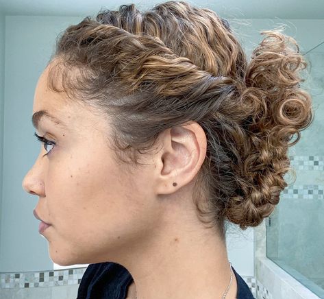 Messy Low Bun Curly Hair, Curly Hair Low Bun, Curly Hair Updo Tutorial, Pretty Curly Hair, Curly Hair Bun Styles, Curly Hair Up, Dreamy Hair, Bun With Curls, Character Hair