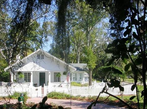 1922 Cracker House - Experience the charm and beauty of authentic old Florida in this home which features original heart pine floors, high ceilings, stained glass accents throughout, claw foot tubs, and five different porches. All on a large lot with towering oaks, mature azalea and camillia beds. Winter Park is the most charming village in Florida. Old Florida Decor, Cottage In Winter, Key West Style Homes, Florida Bungalow, Heart Pine Floors, Florida Cracker, Cracker House, Florida Cottage, Heart Pine Flooring