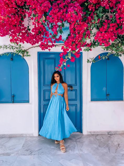 Santorini Photoshoot Ideas, Poses In Greece, Santorini Greece Photoshoot, Santorini Greece Aesthetic Night, Greece Photoshoot Ideas, Mykonos Photoshoot, Mykonos Photo Ideas, Santorini Photo Ideas, Greek Photoshoot