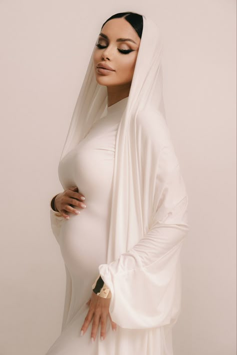 Sun Maternity Shoot, Maternity Photoshoot Editorial, Boujee Poses, Modest Pregnancy Photoshoot, Luxury Maternity Photoshoot, Elegant Pregnancy Photoshoot, Elegant Maternity Shoot, Pregnancy Shoot Ideas, Elegant Maternity Photos