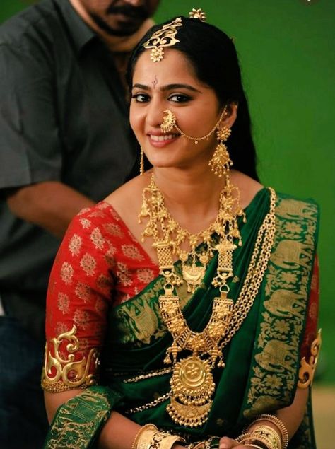 Gold Blouse Designs, Kerala Saree Blouse Designs, Nauvari Saree, Anushka Shetty, Beautiful Blouses, Beautiful Saree, Saree Blouse Designs, Indian Beauty Saree, Indian Bridal