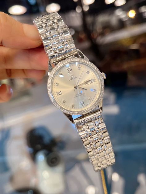 Luxury Silver Watch For Business, Silver Watch Outfit Woman, Nice Watches For Women, Silver Watch Aesthetic Women, Watch Silver Women, Silver Watches Women Classy Aesthetic, Women Watches Classy Elegant Silver, Womens Silver Watches, Luxury Silver Watch For Everyday Use