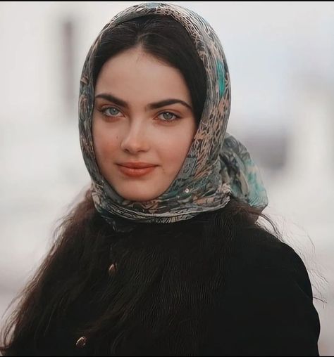 Russian Actress, Turkish Women Beautiful, Arab Beauty, Bohemian Decor, Girl Face, Beautiful Eyes, Head Scarf, Beauty Women, Pretty People