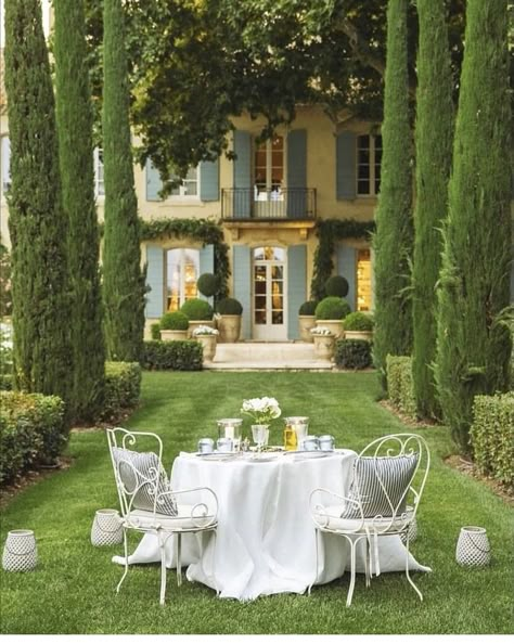 Classic Outdoor, French Garden, French Chateau, French Countryside, Avignon, Beautiful Gardens, Future House, Design Interior, Outdoor Dining