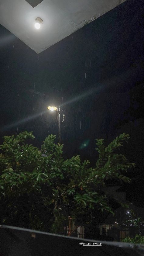 Movie Night Photography, Lighting Storm, Rain Pictures, Midnight Rain, Rain Photo, Morning Rain, Ball Drawing, Night Rain, Night Scenery