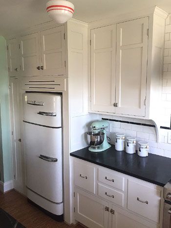 Ohio Amish Cabinet - Amish Cabinets, Kitchen Cabinets, Bathroom Cabinets 1930s Kitchen Cabinets, Country Kitchen Pantry, Cottage Kitchen Makeover, 1920 Kitchen, Kitchen With Storage, Exterior House Design Ideas, Kitchen Cabinetry Ideas, Arizona Room, 1920s Kitchen