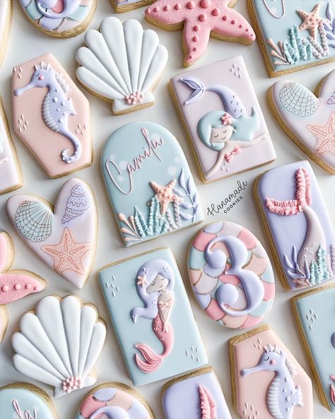 Seashell Cookies, Royal Icing Recipes, Book Themed Birthday Party, Soft Sugar Cookie, Oneder The Sea, Mermaid Custom, Pastel Mermaid, Mermaid Cookies, Designer Cookies