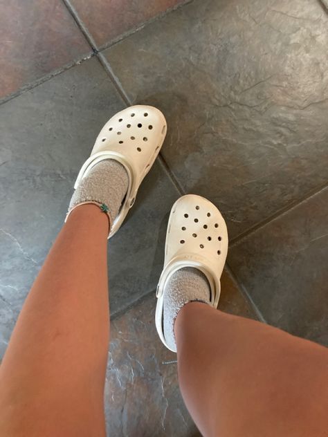 ❤️🤪🥶🦋😇🥳✌🏻 Crocs Vsco, Croc Outfits, Birks Outfit, Cozy Outfits, Vsco Girl, Cozy Outfit, Best Life, Ankle Socks, Slip Ons