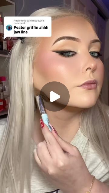 Courtney Worsham on Instagram: "double chin contour for a SNATCHED jawline 💁🏼‍♀️ #makeuptutorials #makeuplooks #jawlinecontouring #contour #contourtutorial #contouring #contourhacks #doublechincontour" Slim Face Contouring, Double Chin Contouring, Collar Bone Contour, Round Face Contouring For Beginners, Contour Chin And Jaw, Hairstyle For Double Chin Face, Contouring Double Chin, Double Chin Makeup Contouring, Makeup For Double Chin