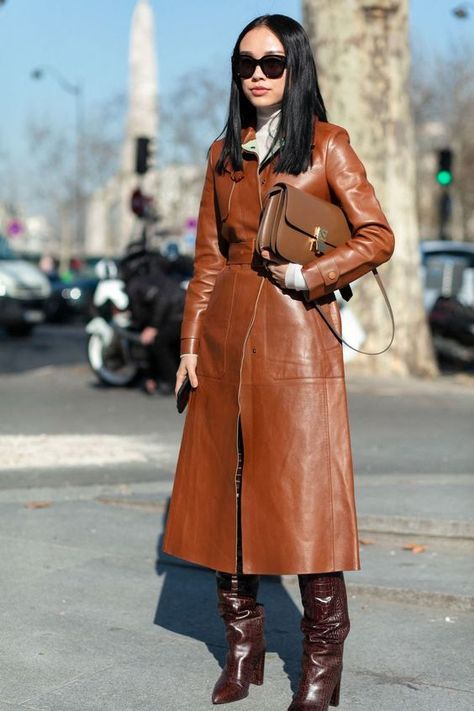 Cowgirl Outfit Ideas, Trench Coat Street Style, Coat For Ladies, Chic Clothing Style, Cowgirl Outfit, Trench Coat Outfit, Long Leather Coat, Leather Trench Coat, Coat Outfits