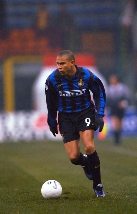 Ronaldo (Inter Milan) Ronaldo Inter, Brazil Football Team, Legends Football, Football Photography, Football Drills, Football Images, Best Football Players, Classic Football Shirts, Football Photos