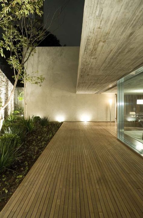 The Chimney House in Sao Paulo Wooden Patios, Casa Country, Concrete House, Design Exterior, Building A Deck, Residential Architecture, Floor Design, 인테리어 디자인, Interior Architecture Design