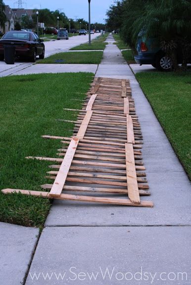 Halloween Wood Pallet Fence Wood Pallet Fence, Halloween Fence, Cheap Fence, Pallet Fence, Diy Essentials, Diy Fence, Fence Art, Pallet Outdoor, Fence Landscaping