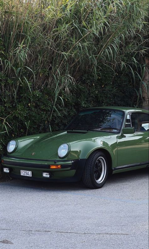 Green Porsche, Old Vintage Cars, Painting Reference, Dark Green Aesthetic, Car Goals, Vintage Porsche, Classy Cars, Money Aesthetic, Porsche Cars