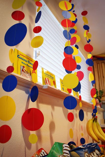 Pretty decoration idea for a Curious George Birthday Party Twister Party, George Birthday Party, Curious George Birthday Party, Curious George Party, Birthday Party Table Decorations, Simple Decorations, Curious George Birthday, Birthday Party Table, Birthday Party Tables