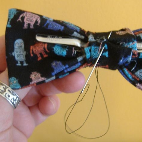 Tie Pattern Free, Bow Tie Tutorial, T Shirt Bracelet, Make A Bow Tie, Clip On Bow Tie, Bowtie Pattern, Sewing To Sell, Kids Bow Ties, Tie Pattern