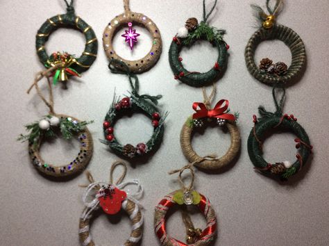 Mason jar lid wreaths Curtain Hoop Crafts, Tiny Wreaths, Mini Wreaths Christmas, Family Christmas Crafts, Christmas Bazaar Ideas, Twig Stars, Diy Xmas Ornaments, Fun Holiday Crafts, Wreath Ornaments