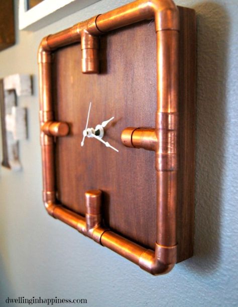 DIY Copper Pipe Clock - side view Copper Piping Ideas, Copper Crafts Ideas Diy Projects, Copper Diy Crafts, Copper Pipe Ideas, Copper Pipe Projects, Copper Pipe Art, Copper Steampunk, Copper Projects, Frit Painting