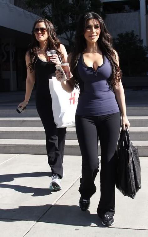 Kim Kardashian Workout, Khloe Kardashian Workout, Kim Kardashian 2000's, Kardashian Style Outfits, Kardashian Workout, Kardashian Lifestyle, Young Kim Kardashian, Estilo Kim Kardashian, Kimberly Kardashian