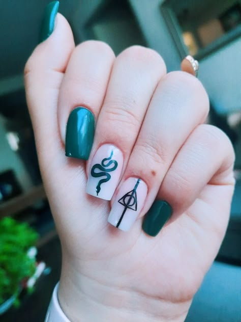 #harrypotter #slytherin #uñas #Manicure Harry Potter Nails Designs, Potter Nails, Harry Potter Nail Art, Harry Potter Nails, Stile Harry Potter, Cute Harry Potter, Disney Nails, Fancy Nails, Best Acrylic Nails