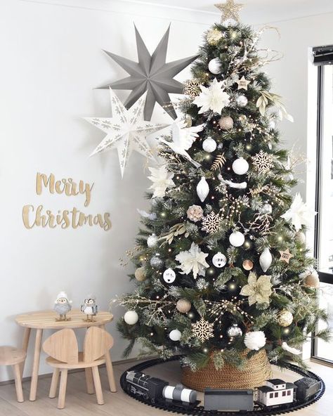 Christmas Tree Inspo, Christmas Tree Decorating Themes, Minimalist Christmas Tree, Silver Christmas Tree, Christmas Tree Inspiration, Wood Christmas Tree, Cool Christmas Trees, Gold Christmas Tree, Minimalist Christmas