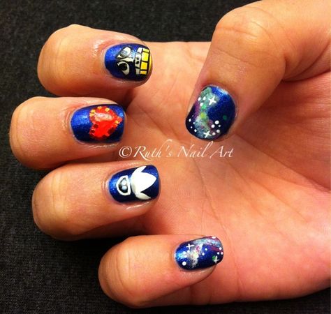 Walle And Eve Nails, Walle And Eve Tattoos Couple, Walle And Eve Holding Hands, Pixar Nails Simple, Disney Walle And Eve, Snail Art, Wall E, Disney Nails, Nail Art Designs