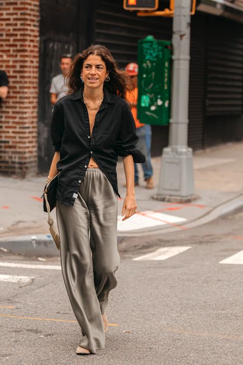 New York Fashion Week's Best Street Style Moments Include A Lot Of Neutral Tones Chic Spring Outfits 2023, Long Sleeve Silk Dress, New York Outfits, Leandra Medine, New York Street Style, Nyc Street Style, Nyfw Street Style, Street Style Summer, New York Style