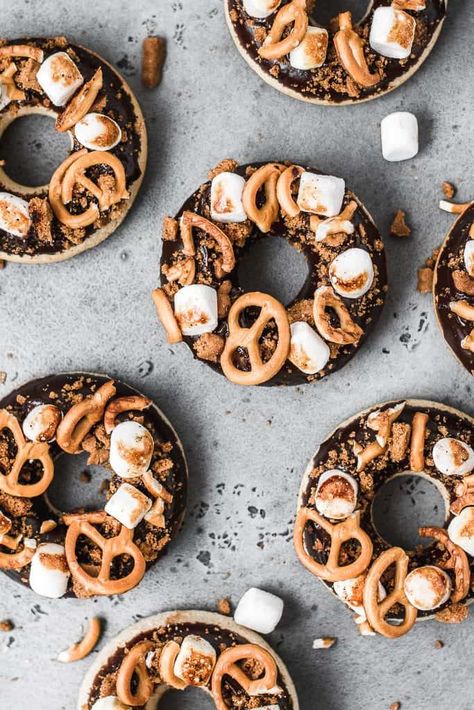 Rocky Road Baked Donuts Homemade Raspberry Jam, Popcorn Cake, Salted Pretzel, Filled Donuts, Homemade Donuts, Doughnut Recipe, Delicious Donuts, Baked Donuts, Mini Donuts