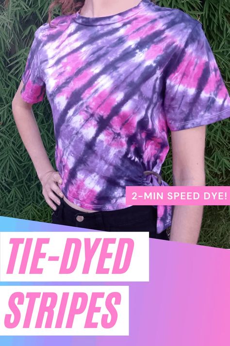 Check out this quick video showing you how to do a tie-dye stripes pattern! DIY your own shirt with a few quick folds and a bit of dye. Tie Dye Folding Techniques, Tulip Tie Dye, Tie Dye Shirts Patterns, Ty Dye, Diy Tie Dye Techniques, Diy Tie Dye Designs, Tie Dye Patterns Diy, Diy Tie Dye Shirts, Tie Dye Party