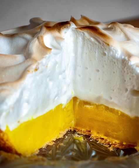 Vegan Lemon Meringue Pie Vegan Lemon Meringue, Vegan Meringue, Vegan Lemon Curd, Vegan Fried Chicken, Plant Based Desserts, Vegan Pie, Lemon Dessert Recipes, Lemon Meringue Pie, Meringue Pie