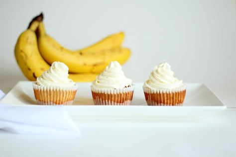 BITE SIZE MINI BANANA CHEESECAKES - Julia Recipes Strawberry Spread, Bakery Style Chocolate Chip Cookies, Homemade Carrot Cake, Brie Bites, Levain Bakery, Banana Cheesecake, Mini Bananas, Classic Cheesecake, Caramel Topping