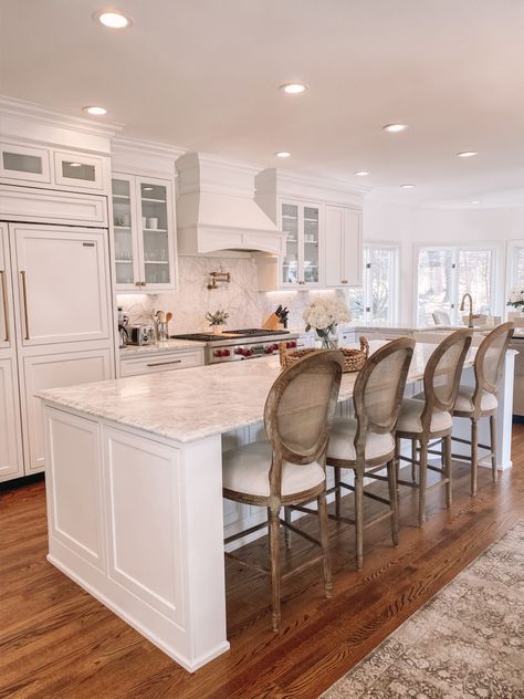 White Ranch Kitchen, Transitional Glam Kitchen, Beautiful Kitchen Designs Modern, Gorgeous Kitchens Modern, Updated Tuscan Kitchen, Kitchen Redesign Layout Before And After, Country Glam Kitchen, Glam White Kitchen, White Glam Kitchen