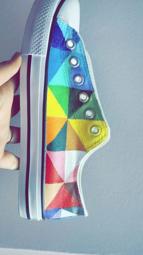 Hand Painted Canvas Shoes, Painted Canvas Shoes Ideas, Posca Shoe Art, Canvas Shoe Painting Ideas, Shoe Painting Ideas On Canvas, Shoe Art Diy, Decorated Shoes Diy, Hand Painted Shoes Diy, Easy Shoe Painting Ideas