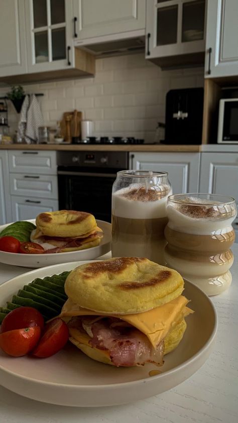 Breakfast Homemade Aesthetic, Homemade Breakfast Aesthetic, Breakfast Sandwich Aesthetic, Muffins Breakfast, Breakfast Homemade, Taste Food, Lux Fashion, Crunchy Granola, Food Receipt