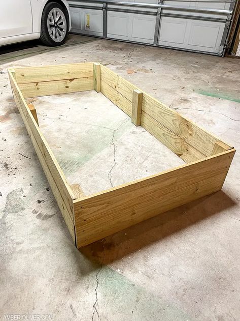 Learn how to build DIY raised garden beds using inexpensive cedar fence pickets. #raisedbeds #gardening Cedar Fence Picket Raised Bed, Building Planter Boxes, Wood Garden Beds, Strawberry Beds, Cedar Fence Pickets, Garden Boxes Diy, Wooden Garden Bed, House Backyard, Diy Raised Garden