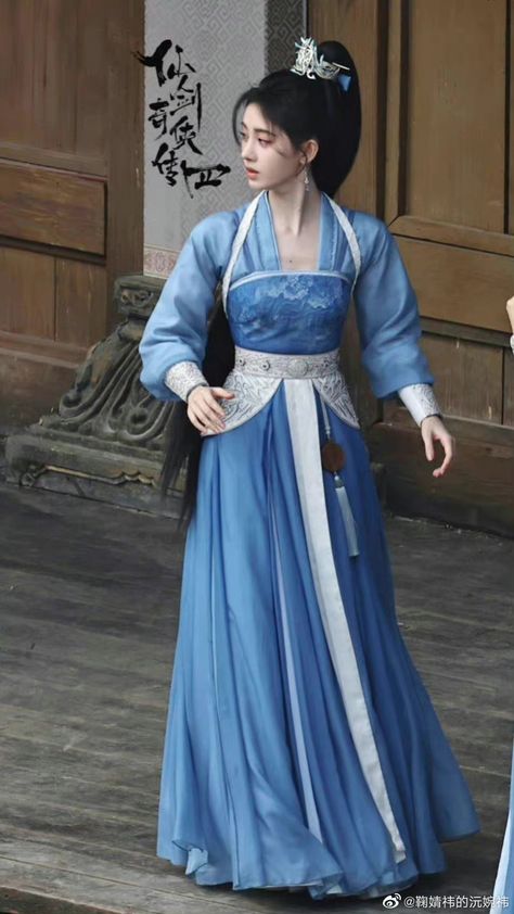 Chinese Formal Dress, Historical Chinese Clothing, Chinese Historical Fashion, Chinese Gown, Dynasty Outfits, Chinese Traditional Dress, Chinese Style Dress, Long Kurti Designs, Hanfu Dress