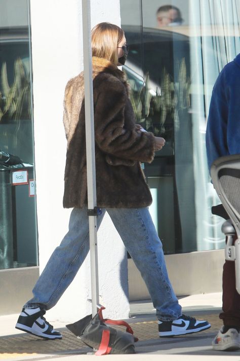 Gigi Hadid Street Style, Fur Outfit, Nyc Fits, Hailey Bieber Style, Fur Clothing, Hailey Baldwin, Streetwear Fashion Women, Hailey Bieber, Santa Monica