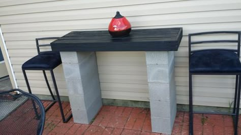 Love this! So easy! Cinder Block Projects, Cinder Block Ideas, Cinder Block Furniture, Block Furniture, Diy Patio Ideas, Cinder Blocks, Backyard Lighting, Patio Diy, Cinder Block