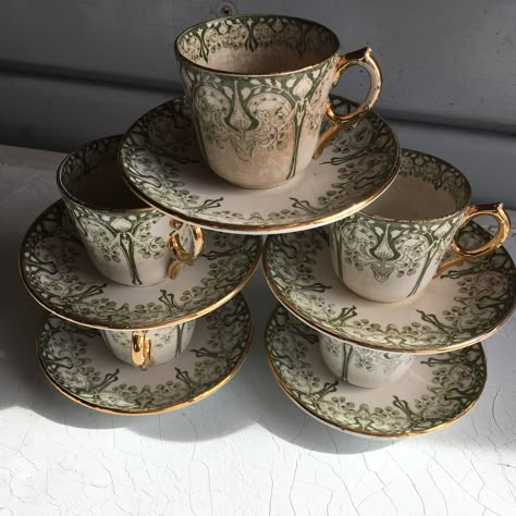 Crockery Design, Ceramic Cafe, Table Setting Inspiration, Vintage Dining Room, Antique Dishes, Dark Home Decor, Tea Cups And Saucers, Tea Cups Vintage, Dream House Interior