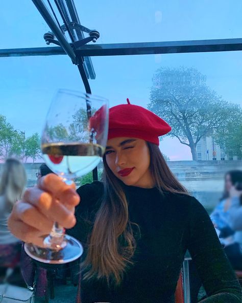 Beret paris look red lips Beret In Paris, Red Barrette Hat Outfit, Paris Beret Outfit, Red Lips Street Style, Winter Outfits With Beret, Maroon Beret Outfit, Red Beret Aesthetic, Red Beret Outfit Street Styles, Outfits With Barrette Hats