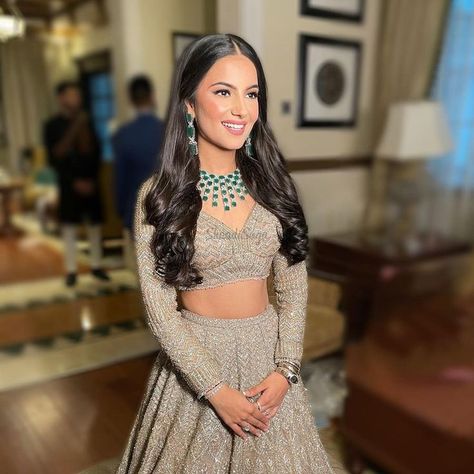 Bridal Lehenga For Night Reception, Unique Indian Reception Outfit, Sangeet Lengha For Bride, Bridal Western Gowns, Sangeet Night Makeup, Indian Wedding Reception Look For Bride, Reception Looks Bride, Outfit Ideas For Engagement Indian, Silver Lehenga Outfit