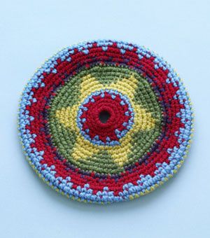 Crochet Frisbee, Colchas Quilting, Mochila Crochet, Fair Projects, Crochet Tapestry, Creative Things, Lion Brand Yarn, Child Friendly, Crochet Mandala