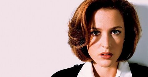 Dana's look changed quite a lot from season one to season nine. Wh... Scully Makeup, Dana Scully Makeup, Dana Scully Hair, Johnny English Reborn, Johnny English, Female Detective, Mulder Scully, Strong Female Characters, Dana Scully