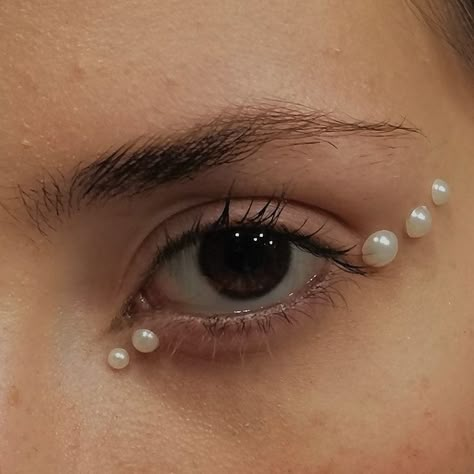 Pearl Gem Eye Makeup, Beads On Eyes Makeup, Makeup Pearls Make Up, Pearl Eye Makeup Euphoria, Euphoria Inspired Makeup Looks, Pearls On Eyes Makeup, Eye Gem Makeup Looks, Simple Makeup With Pearls, Pearls On Eyes